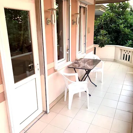 For Rent 2 + 1, 120 Sq.m., 1 High Floor, 70 Meters From The Cleopatra. ألانيا